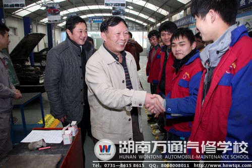 省民辦教育協(xié)會領(lǐng)導(dǎo)與萬通學(xué)子親切握手