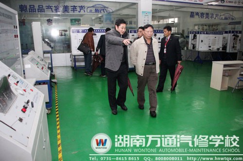 葛校長為省民辦教育協(xié)會常務(wù)副會長(原省軍區(qū)副政委)魏永景介紹學(xué)校實訓(xùn)情況