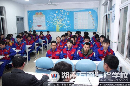 同學(xué)們認(rèn)真聽(tīng)潘助理的講話