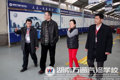 馬會長參觀學(xué)校汽車維修中心