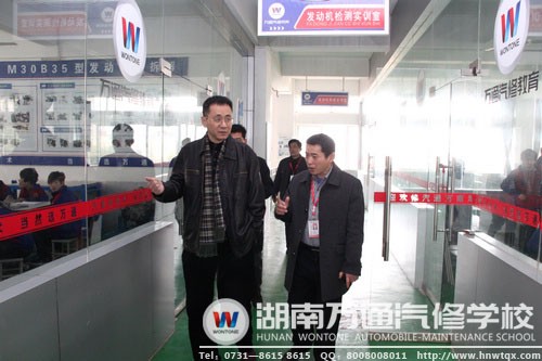 馬會長對學(xué)校理實一體化的教學(xué)十分肯定