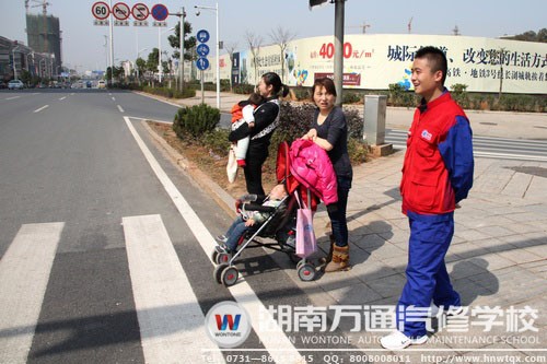 瞧，這兩位帶著寶寶的媽媽在萬(wàn)通學(xué)子的提醒下停在人行道路旁