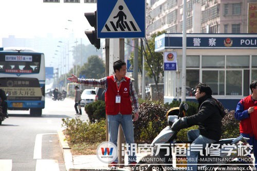 欲闖人行道的摩托小伙及時(shí)被勸阻