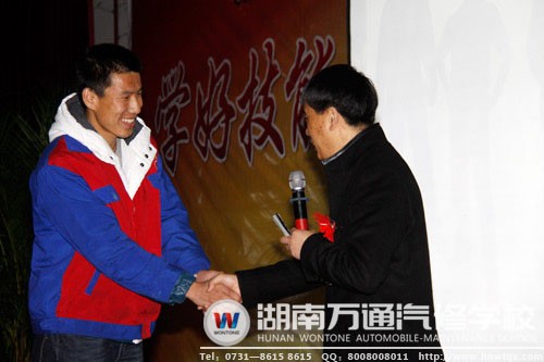 闞教授邀請(qǐng)學(xué)生上臺(tái)互動(dòng)