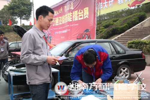 汽修學校評委老師在一旁打分