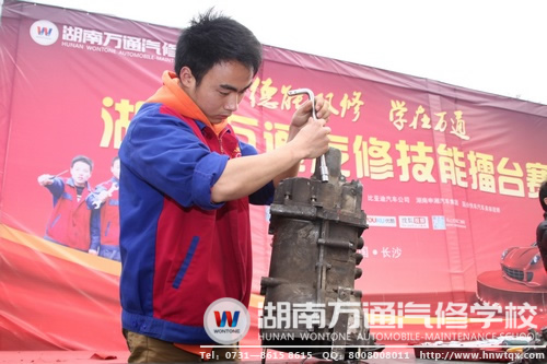 全神貫注的萬通汽修學校帥哥選手很搶眼