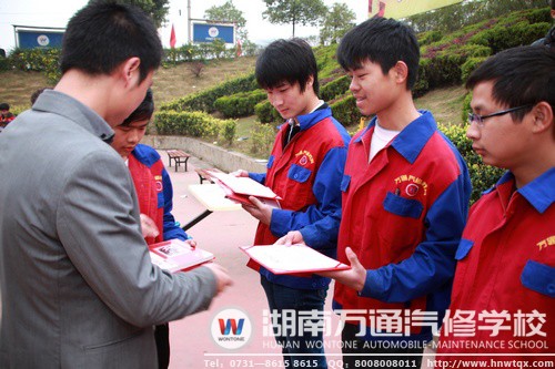 老師為獲獎(jiǎng)同學(xué)頒獎(jiǎng)