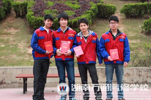 同學(xué)們收獲了好成績，開心合影