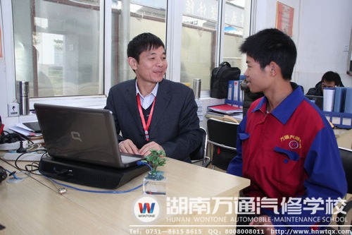 親切和藹的韓老師與學(xué)生談心