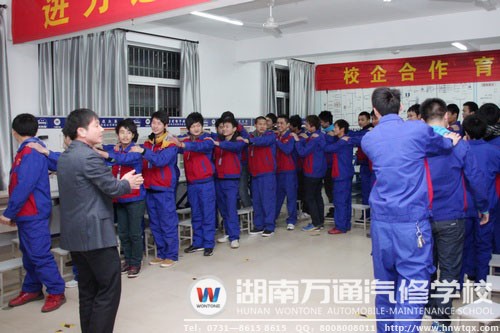 韓老師組織學(xué)生活動(dòng)