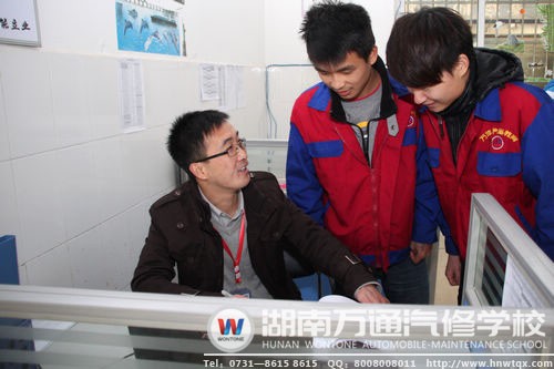 鄒亞軍老師與學(xué)生交流