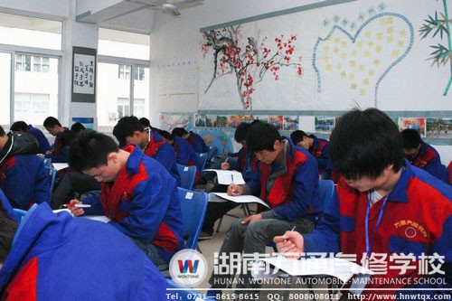 筆試考場(chǎng)，學(xué)子們認(rèn)真作答