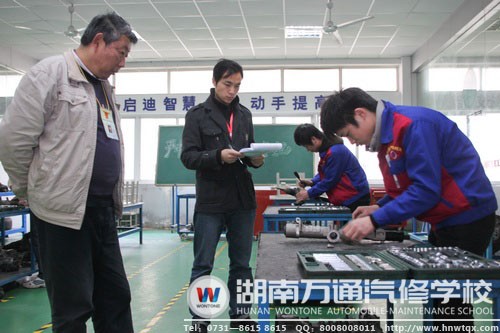 國(guó)家考評(píng)員現(xiàn)場(chǎng)查看學(xué)子實(shí)際操作