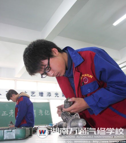 實(shí)操考場(chǎng)內(nèi)，學(xué)子展現(xiàn)扎實(shí)的技能水平