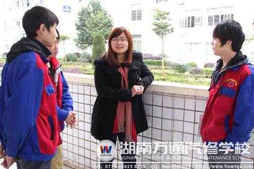 王老師通過與學(xué)生的溝通交流，熟知學(xué)生心理動(dòng)態(tài)