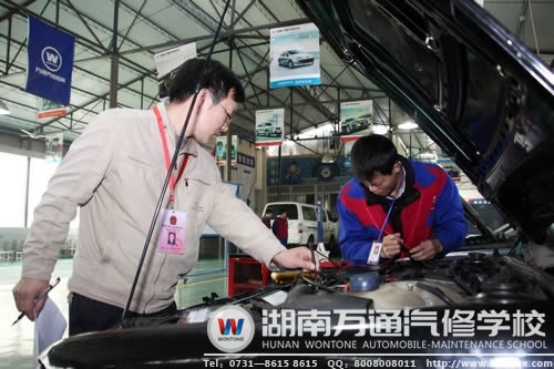 萬通學子在老師的指導下進行實踐