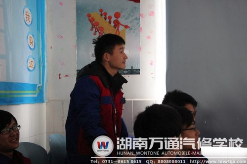 同學(xué)們踴躍回答老師提出的問題