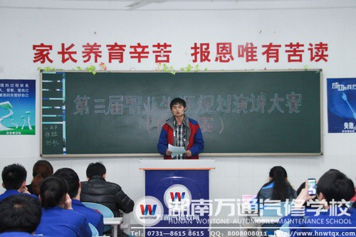 瞧，臺(tái)下的同學(xué)都舉起了手機(jī)為選手拍照