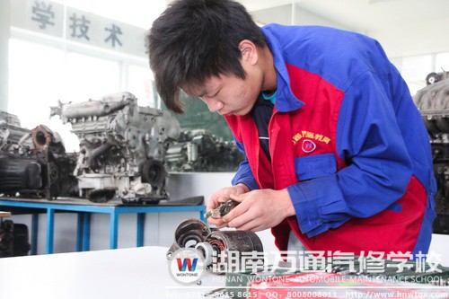 湖南萬通學(xué)子掌握扎實(shí)汽修技能，為實(shí)現(xiàn)夢(mèng)想做好鋪墊