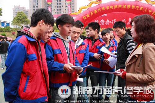 畢業(yè)生在招聘會上與企業(yè)負(fù)責(zé)人交流，初露鋒芒