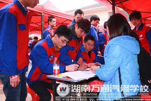 填寫面試簡歷后，畢業(yè)生們勝券在握