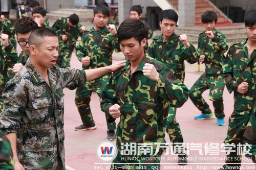 教官教授新生拳擊