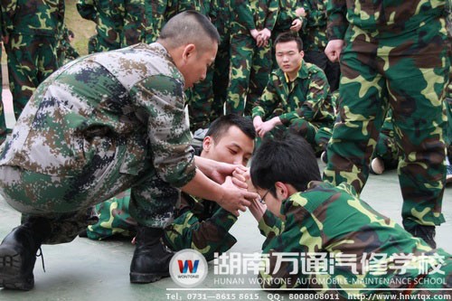 練習(xí)之余，教官與新生互動(dòng)