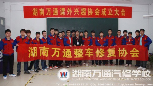 在加強(qiáng)理實(shí)一體化教學(xué)的同時(shí)，湖南萬通還成立多種興趣協(xié)會，加強(qiáng)學(xué)生創(chuàng)新能力