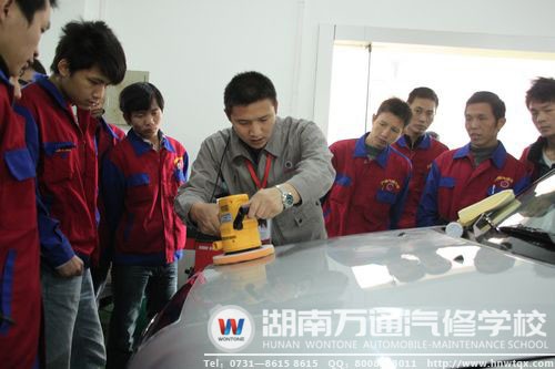 湖南萬通資深汽車美容教師郝老師細心指導(dǎo)學生