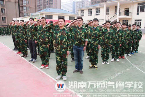 圖為汽檢技師一班的新生正在訓(xùn)練敬禮