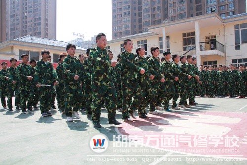 新生們邁著整齊的步伐開始了會操表演