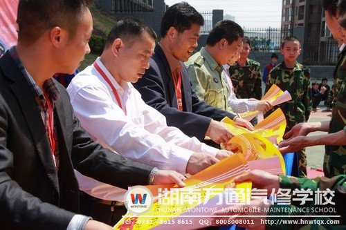 校領(lǐng)導(dǎo)為獲獎新生頒獎