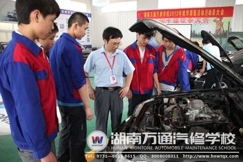 王國(guó)慶在高級(jí)轎車實(shí)訓(xùn)中心指導(dǎo)學(xué)生