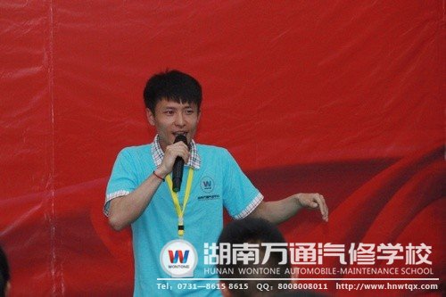 張昊同學(xué)在演講過程中善用肢體語言表達(dá)