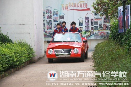 &ldquo;夢想桑塔納&rdquo;在校園里試跑