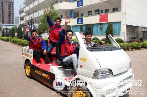 同學(xué)們在改裝&ldquo;夢想桑塔納&rdquo;的同時，還對另一輛車進行了改造