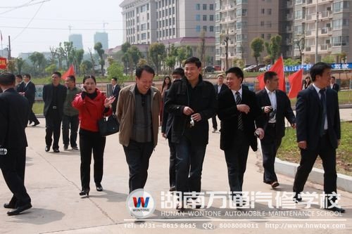 集團領(lǐng)導與兄弟院校領(lǐng)導蒞臨我校參觀交流