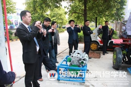 各院校領(lǐng)導對我校改裝車之一很關(guān)注