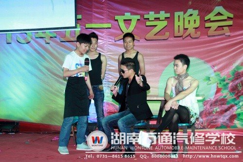 《傻子賣唱》嗨翻全場(chǎng)