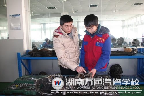 萬通專業(yè)老師細心指導學生