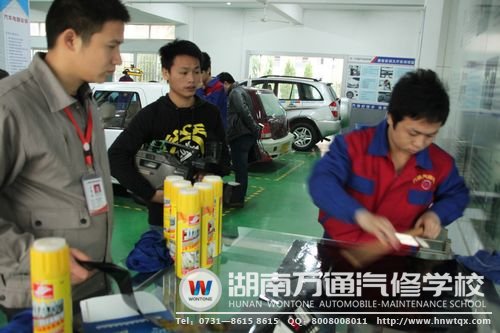 萬通老師指導汽車美容裝潢專業(yè)學子實踐