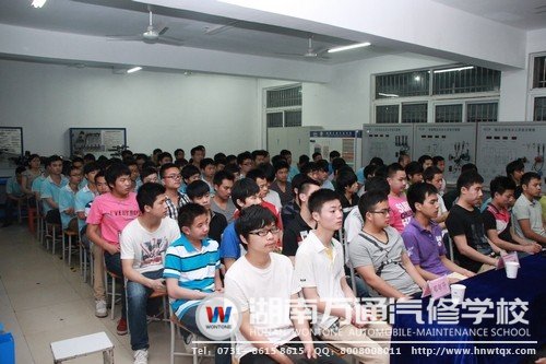 同學(xué)們聆聽(tīng)陳書(shū)記與蔡校長(zhǎng)的諄諄教導(dǎo)