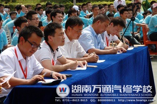 評(píng)委們認(rèn)真打分