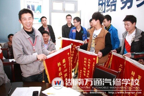 優(yōu)秀的老師們受到了學(xué)生的愛戴