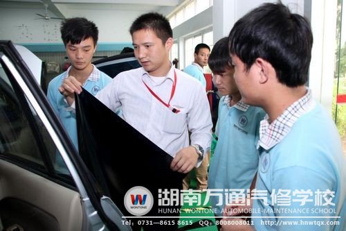 汽車美容課程上，老師正為學(xué)生解疑答惑