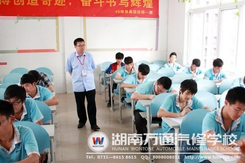 筆試考場內(nèi)，學子們認真作答