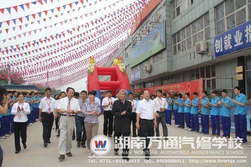 萬通汽修學(xué)生熱烈歡迎各位專家