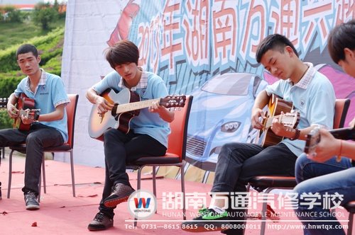 吉他協(xié)會(huì)的同學(xué)們帶來的吉他演奏