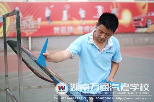 汽車美容協(xié)會(huì)表演貼太陽膜