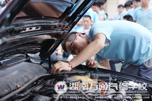 整車修復(fù)協(xié)會(huì)的學(xué)子為大家展示如何解決雨刮器故障